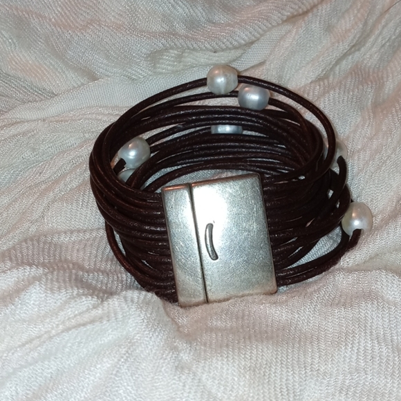 Leather & Freshwater Pearl Bracelet - Picture 4 of 4